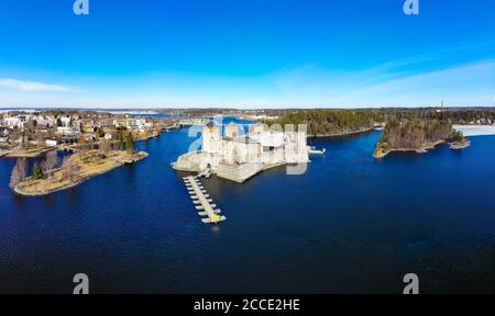 Belle vue aérienne d'Olavinlinna, ancienne forteresse d'Olofsborg, le château médiéval de trois tours du XVe siècle situé dans la ville de Savonlinna sur un soleil Banque D'Images