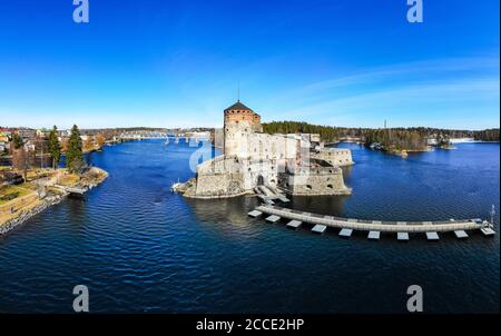 Belle vue aérienne d'Olavinlinna, ancienne forteresse d'Olofsborg, le château médiéval de trois tours du XVe siècle situé dans la ville de Savonlinna sur un soleil Banque D'Images