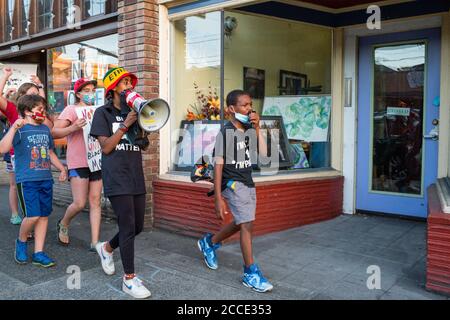 Portland, États-Unis. 18 août 2020. Les familles se réunissent à l'école élémentaire Sunnyside pour une « Marche des enfants pour la vie noire » pour la 83e nuit droite à Portland, Oregon, le 18 août 2020. (Photo par Justin Katigbak/ Credit: SIPA USA/Alay Live News Banque D'Images