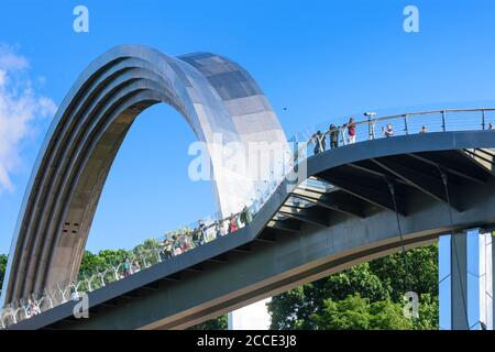 Kiev (Kiev), pont Klitschko piétonnier-vélo à plancher de verre, arche de l'amitié des peuples (Monument de l'amitié des nations), arche en titane à Kiev, Ukrain Banque D'Images