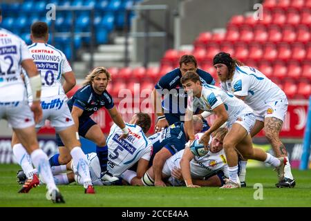 21 août 2020; AJ Bell Stadium, Salford, Lancashire, Angleterre; Rugby anglais de Premiership, sale Sharks versus Exeter Chiefs; Jack Mauder of Exeter Chiefs remet le ballon à crédit: Action plus Sports Images/Alay Live News Banque D'Images