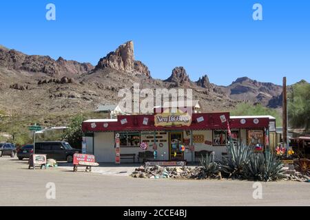 Oatman, AZ / USA – 12 octobre 2016 : une vue sur la boutique de cadeaux New Digg’ns avec les montagnes noires en arrière-plan dans la ville touristique de la route 66 d’OA Banque D'Images