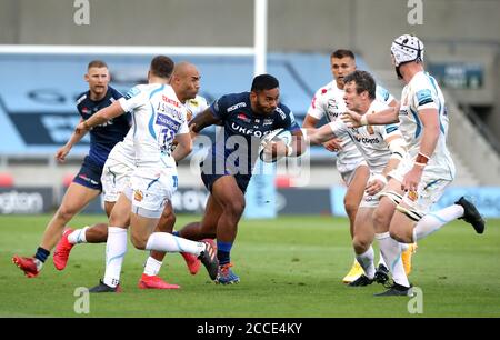 Solde le Manu Tuilagi de Sharks (au centre) se déroule à la défense des Exeter Chiefs pendant le match Gallagher Premiership au stade AJ Bell, à Salford. Banque D'Images