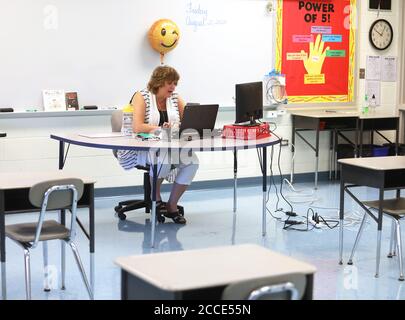 Woodstock, Illinois, États-Unis. 21 août 2020. Vendredi 21 2020 août - Woodstock, Illinois, États-Unis - au cours de la première semaine d'école, AMY VARYS, enseignante de mathématiques de cinquième année, instruit ses 29 élèves à distance de sa salle de classe vide à l'école élémentaire Mary Endres de Woodstock, Illinois, le vendredi 21 août 2020. La plupart des écoles publiques et privées de l'Illinois sont fermées pour des cours en personne pour le reste de l'année scolaire en raison du coronavirus. Crédit : H. Rick Bamman/ZUMA Wire/Alay Live News Banque D'Images