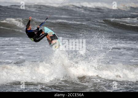 Un surfeur de cerf-volant fait le maximum des conditions à la plage de Bantham dans le sud du Devon tandis que Storm Ellen apporte de forts vents à travers le Royaume-Uni. Banque D'Images