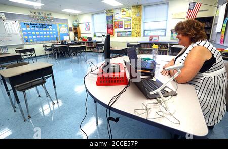 Woodstock, Illinois, États-Unis. 21 août 2020. Vendredi 21 2020 août - Woodstock, Illinois, États-Unis - au cours de la première semaine d'école, AMY VARYS, enseignante de mathématiques de cinquième année, instruit ses 29 élèves à distance de sa salle de classe vide à l'école élémentaire Mary Endres de Woodstock, Illinois, le vendredi 21 août 2020. La plupart des écoles publiques et privées de l'Illinois sont fermées pour des cours en personne pour le reste de l'année scolaire en raison du coronavirus. Crédit : H. Rick Bamman/ZUMA Wire/Alay Live News Banque D'Images