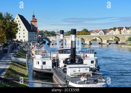 Ratisbonne, rivière Donau (Danube), Steinerne Brücke (pont de pierre), navire musée Ruthof / Ersekcsanad dans le Haut-Palatinat, Bavière, Allemagne Banque D'Images