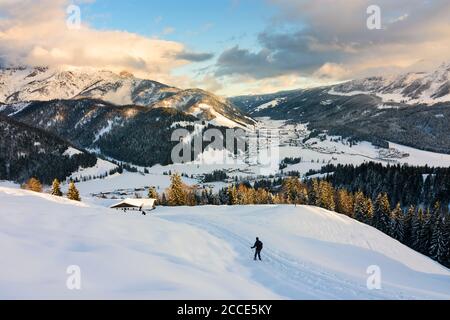 Hochfilzen, gens, ski de fond, vue sur Hochfilzen dans les Alpes de Kitzbühel, Pillersee Tal (vallée de Pillersee), Tyrol, Autriche Banque D'Images