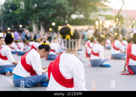 Chiang mai, Thaïlande, 10 novembre 2019: Groupe de jeunes femmes dans des robes thaïlandaises traditionnelles et un groupe rouge et des fleurs dans la tête assis sur le plancher Banque D'Images