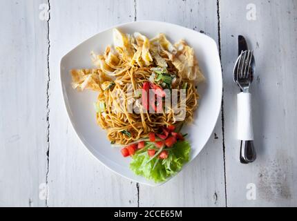 Plat typique, Bami Goreng (nouilles frites) Banque D'Images