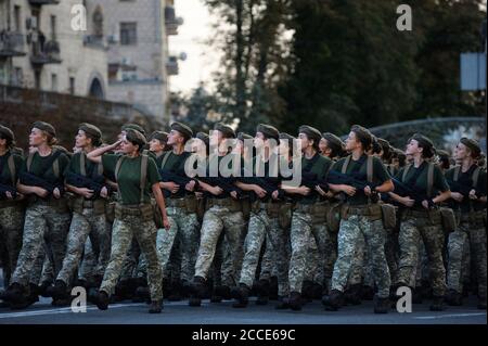 Des femmes soldats d'un bataillon de femmes marchant sur une place avec des mitrailleuses. Défilé militaire dédié au jour de l'indépendance de l'Ukraine. 24 août, Banque D'Images