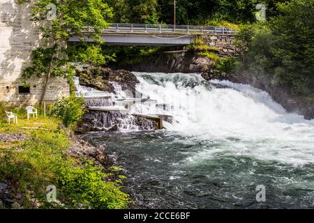 Belle vue sur la rivière de montagne près de la route, contre les montagnes boisées, provenant d'un glacier dégelé. Le début célèbre de la cascade Banque D'Images