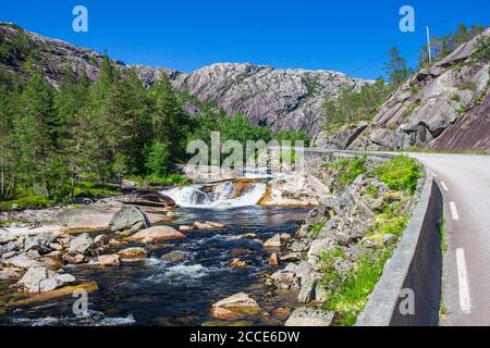 Belle vue sur la rivière de montagne près de la route, contre les montagnes boisées, provenant d'un glacier dégelé. Le début célèbre de la cascade Banque D'Images