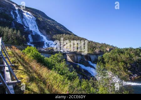 Montagne d'été Langfossen cascade sur la pente Etne, Norvège. Banque D'Images