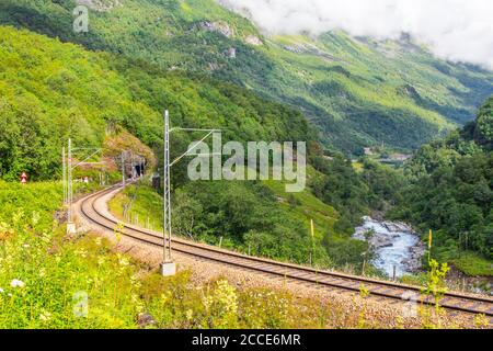 Magnifique vue d'été sur le chemin de fer et une route de randonnée reliant le FLAM et le MURDAL. Le plus beau voyage en train dans le monde et est l'un de Banque D'Images