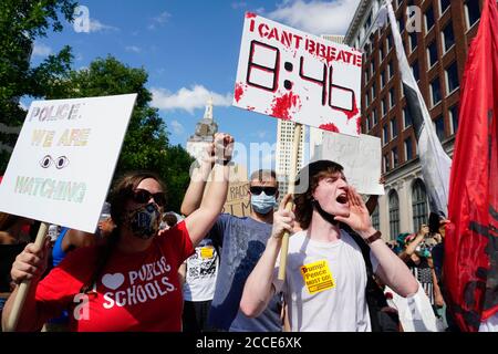 Tulsa, OK, États-Unis. 20 juin 2020 : les manifestants scandent et crient devant les policiers devant l'entrée d'un rassemblement du président Donald Trump. Banque D'Images