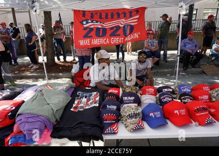 Tulsa, OK, États-Unis. 20 juin 2020 les vendeurs vendent des vêtements de Trump avant un rassemblement du président Donald Trump. Banque D'Images