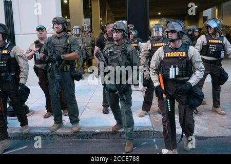 Tulsa, OK, États-Unis. 20 juin 2020 les policiers se tiennent à côté d'une foule protestant contre le rassemblement du président Donald Trump. Banque D'Images