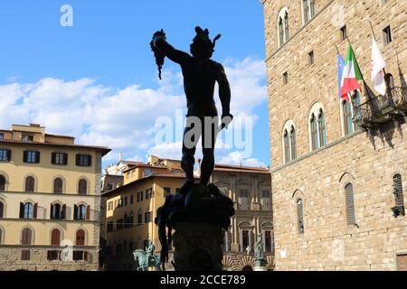 Vue arrière de perseus tenant la tête de medusa sur la piazza della signoria sculpture de Florence par Cellini italie. La galerie Loggia dei Lanzi. Banque D'Images