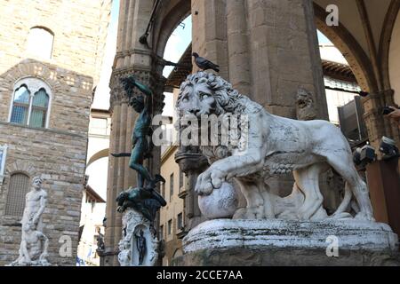 Statues de Lion Medici et de Perseus à Loggia dei Lanzi. Banque D'Images