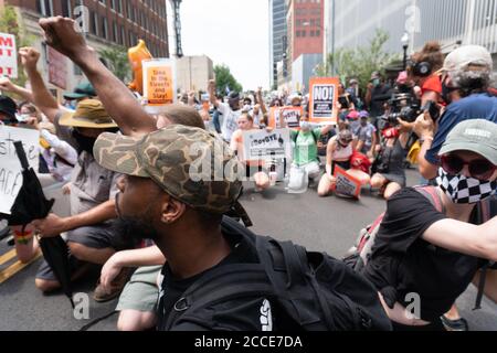 Tulsa, OK, États-Unis. 20 juin 2020 : UNE foule de manifestants prend un genou près du centre de BOK avant un rassemblement de Donald Trump. Banque D'Images