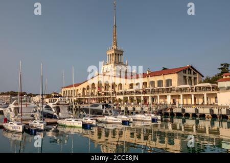 Vue sur le port commercial de la mer de yachts de luxe, de bateaux à moteur et à voile, port maritime dans le centre de Sotchi, Russie. Réflexion de la station marine dans l'eau Banque D'Images