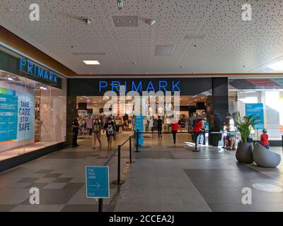 Portimao, Portugal - 11 juillet 2020: Contrôle d'accès chez Primark Fashion retailer dans un centre commercial à Portimao, Algarve, Portugal Banque D'Images