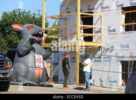 Woodstock, Illinois, États-Unis. 21 août 2020. Vendredi 21 août 2020 - Woodstock, Illinois, États-Unis - des menuisiers syndicaux en grève protestent devant un chantier de construction le vendredi 21 août 2020 à Woodstock, Illinois. Crédit : H. Rick Bamman/ZUMA Wire/Alay Live News Banque D'Images