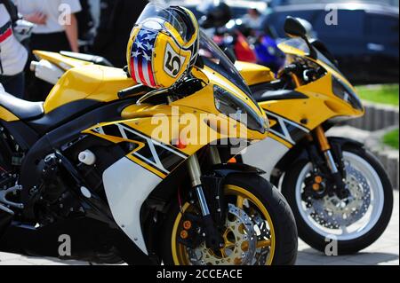 Deux motos de sport jaunes au rallye des motards. Banque D'Images