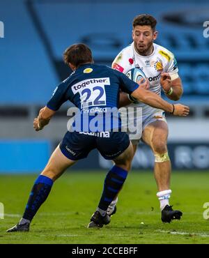 21 août 2020; AJ Bell Stadium, Salford, Lancashire, Angleterre; Rugby anglais de Premiership, sale Sharks versus Exeter Chiefs; Alex Cuthbert de Exeter Chiefs est abordé par AJ MacGinty of sale Sharks Credit: Action plus Sports Images/Alay Live News Banque D'Images