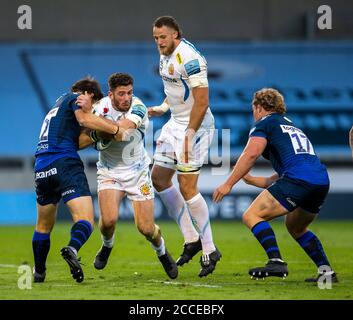21 août 2020; AJ Bell Stadium, Salford, Lancashire, Angleterre; Rugby anglais de Premiership, sale Sharks versus Exeter Chiefs; Alex Cuthbert de Exeter Chiefs est abordé par AJ MacGinty of sale Sharks Credit: Action plus Sports Images/Alay Live News Banque D'Images