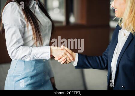 Bonne affaire. Poignée de main entre deux femmes d'affaires, gros plan. Travail d'équipe affaire coopération entreprise de partenariat. Banque D'Images