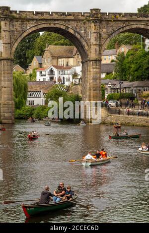 Navigation sous le viaduc de Knaresborough au-dessus de la rivière Nidd, Yorkshire, Angleterre Banque D'Images