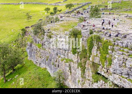 Formation rocheuse de Malham Cove, parc national de Yorkshire Dales, Yorkshire, Angleterre Banque D'Images