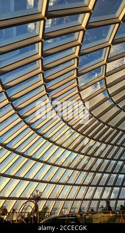 La grande façade en verre d'un musée sphérique Perlan à Reykjavik. Attraction numéro 1 à Reykjavik. Banque D'Images