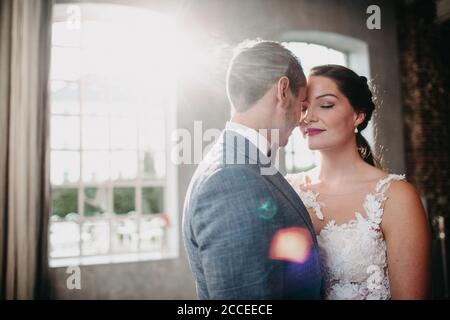 heureux mariés Banque D'Images