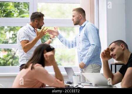 Pression sur le lieu de travail au bureau. Conflit de patrons intimidateurs Banque D'Images