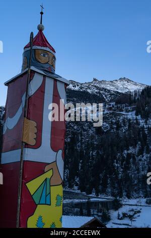 Europe, Suisse, Valais, Saint-Niklaus, tour d'église décorée de Noël à Saint-Niklaus Banque D'Images