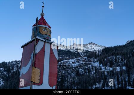 Europe, Suisse, Valais, Saint-Niklaus, tour d'église décorée de Noël à Saint-Niklaus Banque D'Images