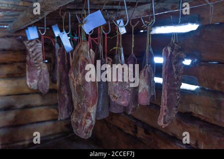 Europe, Suisse, Valais, Blatten, Valais viande séchée dans le Holzstadl Banque D'Images