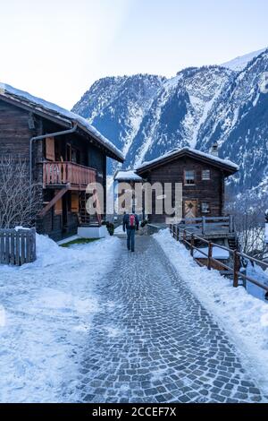 Europe, Suisse, Valais, Blatten, homme marche dans le village historique de Blatten dans les Alpes valaisannes Banque D'Images