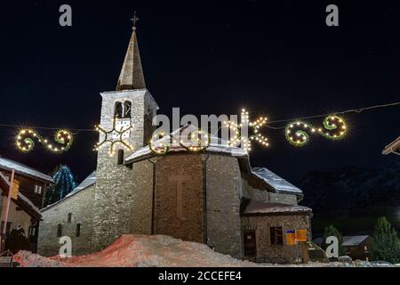 Europe, Suisse, Valais, Grächen, église à Grächen la nuit Banque D'Images