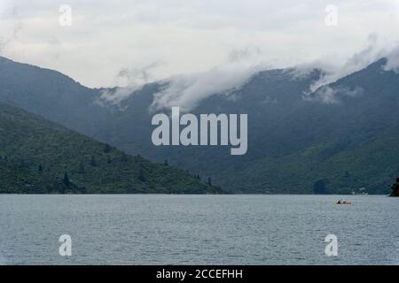 Une journée de brouillard dans les Marlborough Sounds, South Island, Nouvelle-Zélande Banque D'Images