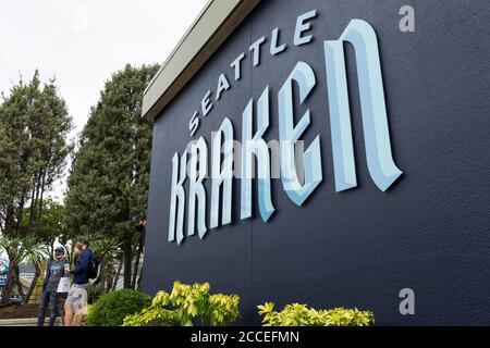 Seattle, Washington, États-Unis. 21 juillet 2020. Les fans achètent l'équipement de l'équipe lors de l'ouverture officielle du magasin phare de Seattle Kraken. Le magasin ouvre avec des mesures de sécurité COVID-19 en place, y compris une exigence pour les revêtements de visage, les distances physiques et les achats sur rendez-vous seulement. Crédit : Paul Christian Gordon/Alay Live News Banque D'Images