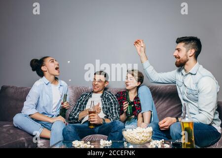 joyeux amis après avoir regardé le film. atmosphère positive avec des amis Banque D'Images