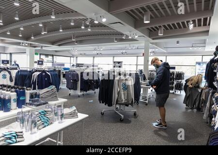 Seattle, Washington, États-Unis. 21 juillet 2020. Les fans achètent l'équipement de l'équipe lors de l'ouverture officielle du magasin phare de Seattle Kraken. Le magasin ouvre avec des mesures de sécurité COVID-19 en place, y compris une exigence pour les revêtements de visage, les distances physiques et les achats sur rendez-vous seulement. Crédit : Paul Christian Gordon/Alay Live News Banque D'Images