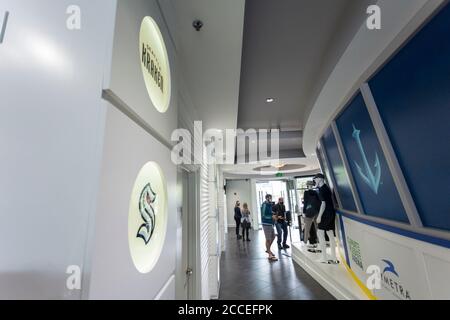 Seattle, Washington, États-Unis. 21 juillet 2020. Les températures des clients sont contrôlées lors de l'ouverture officielle du magasin phare de Seattle Kraken. Le magasin ouvre avec des mesures de sécurité COVID-19 en place, y compris une exigence pour les revêtements de visage, les distances physiques et les achats sur rendez-vous seulement. Crédit : Paul Christian Gordon/Alay Live News Banque D'Images