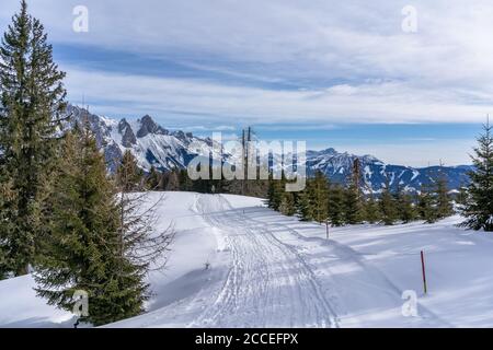 Europe, Autriche, Alpes de Berchtesgaden, Salzbourg, Werfen, Ostpreussenhütte, randonneurs sur un plateau enneigé avec vue sur le Tennengebirge Banque D'Images