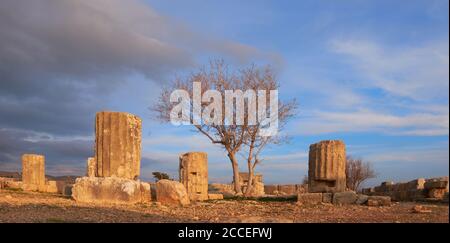 Ruines du célèbre temple d'Aphrodite sous un ciel spectaculaire Vieux-Paphos Chypre, collines en arrière-plan Banque D'Images