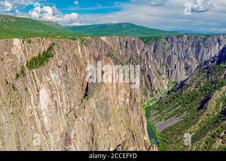 La rivière Gunnison et le canyon noir escarpé près du coucher du soleil, Black Canyon du parc national Gunnison, Colorado, États-Unis d'Amérique (USA). Banque D'Images